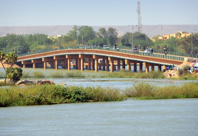 Мост на реке Нигер, город Ниамей, Нигер