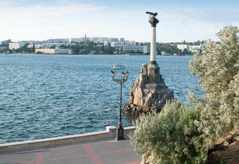 Памятник затопленным кораблям эмблема Севастополя