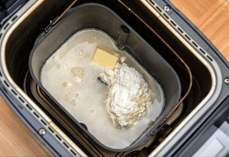 Загружаем продукты в хлебопечку