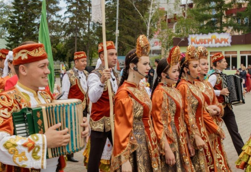 Башкиры в национальных костюмах