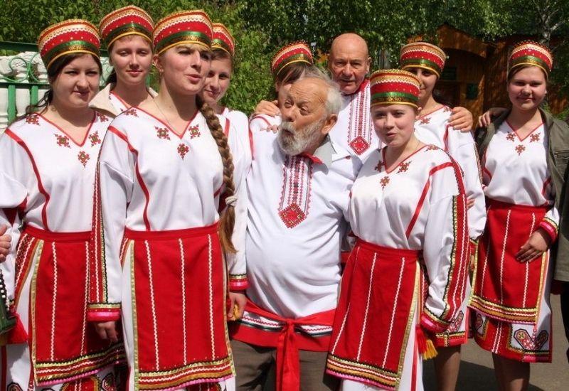 Мордовские девушки в национальных костюмах