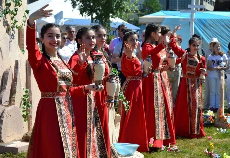Девушки армянки в костюмах