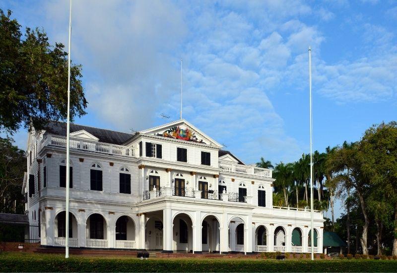 Здание правительства Суринама