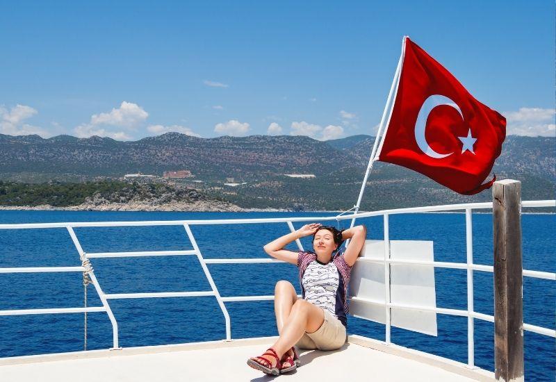 Девушка на яхте с флагом Турции