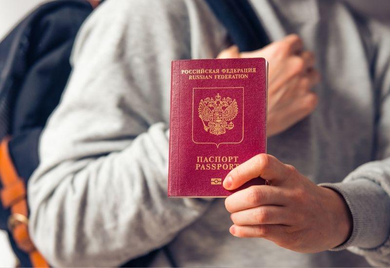 Мужчина с заграничным паспортом