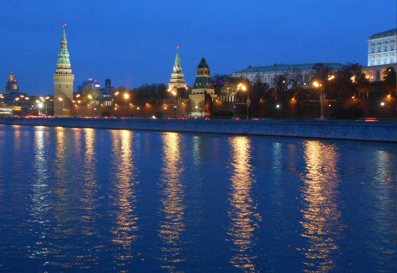 Кремлевская набережная Москва-река