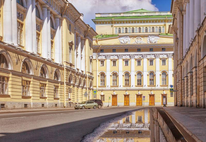 Улица Зодчего Росси и Александринский театр Санкт-Петербург