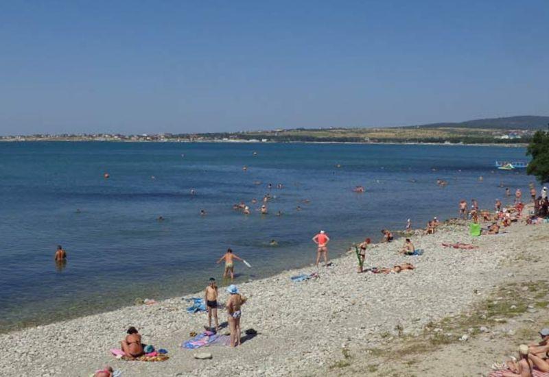 Городской галечный пляж в районе улиц Лазурная и Герцена