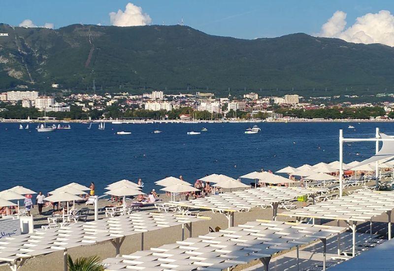 Галечный пляж Сады Морей Геленджик