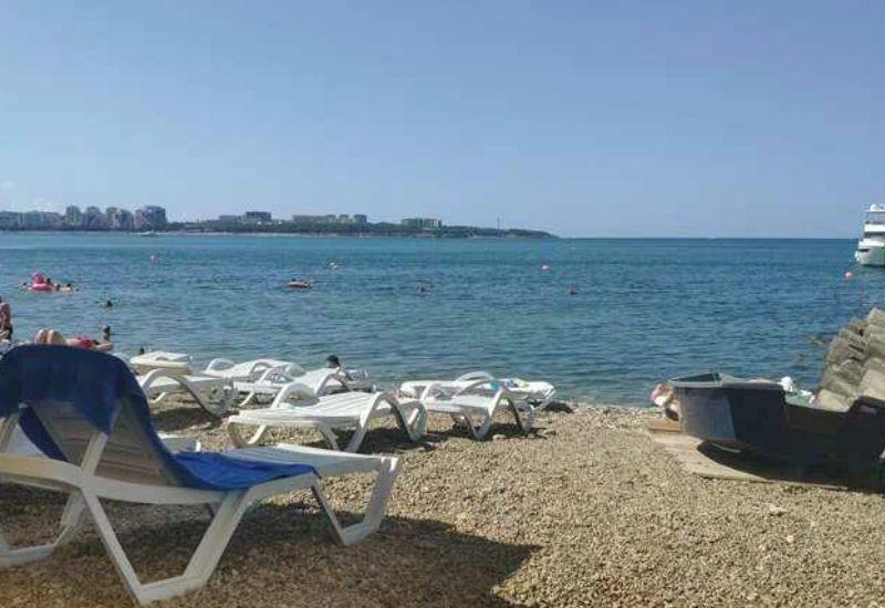 Галечный пляж микрорайона Магнолия Геленджик