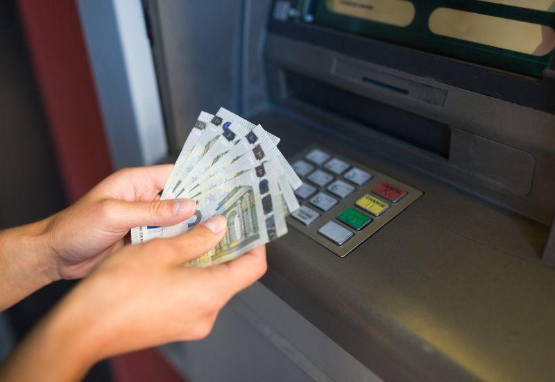 Как снять валюту в банкомате