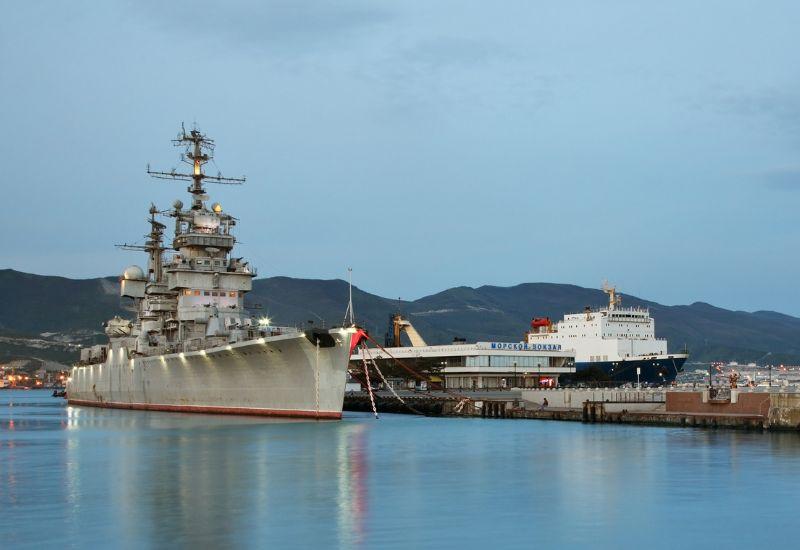 Крейсер в порту Новороссийск