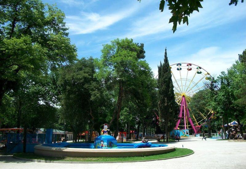 Колесо обозрения в парке Муштаиди Тблилиси Грузия