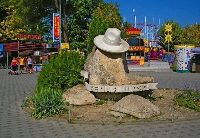 Памятник Белой шляпе куда сходить бесплатно Анапа