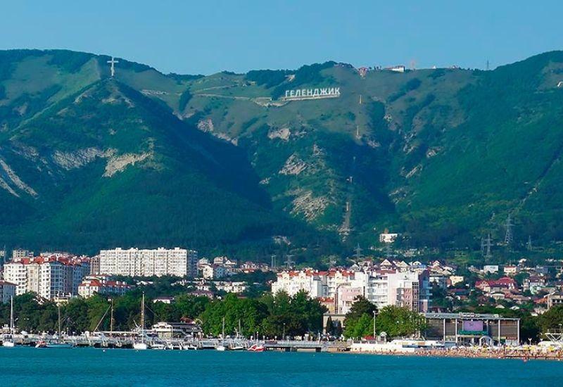 Вид на Геленджик с моря Маркотхский холм