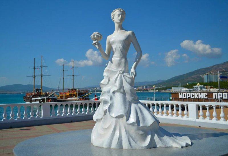 Белая невеста скульптура на набережной