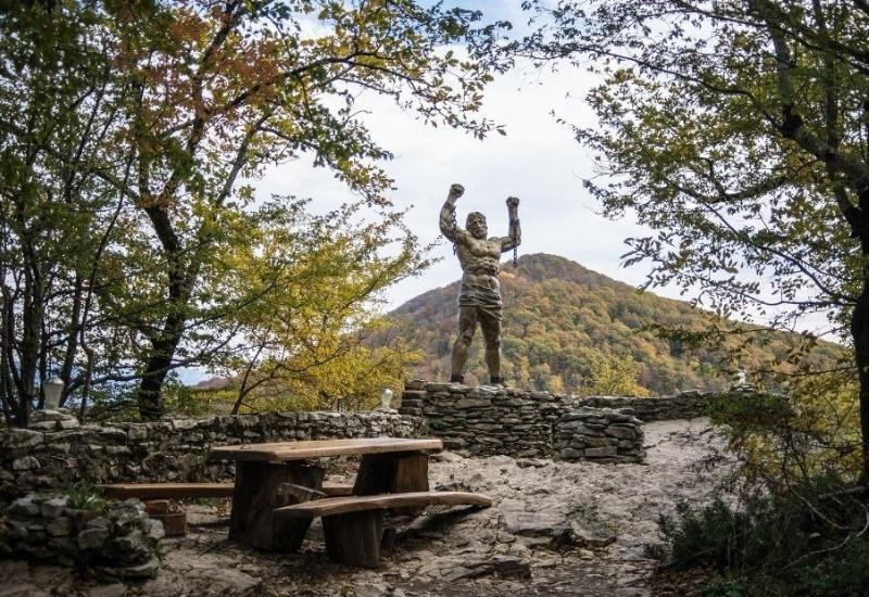 Орлиные скалы памятник Прометею 