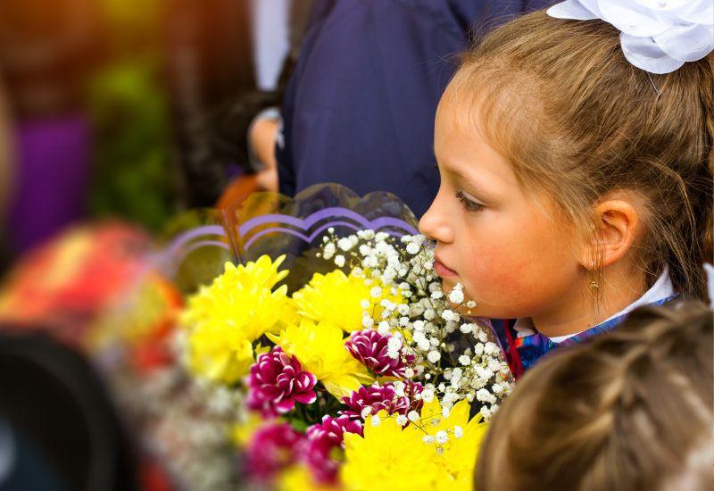 Школьница с букетом