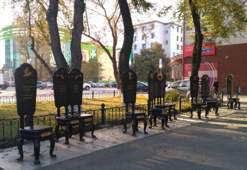 12 стульев желаний арт-объект Тюмень