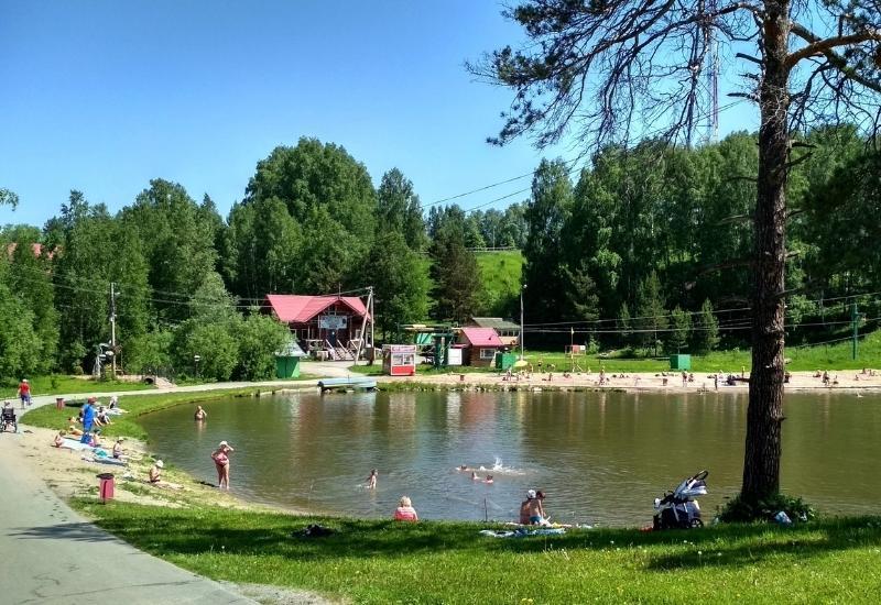 Пляжная зона Кольцово на берегу маленького озера Нижнее, Новосибирск