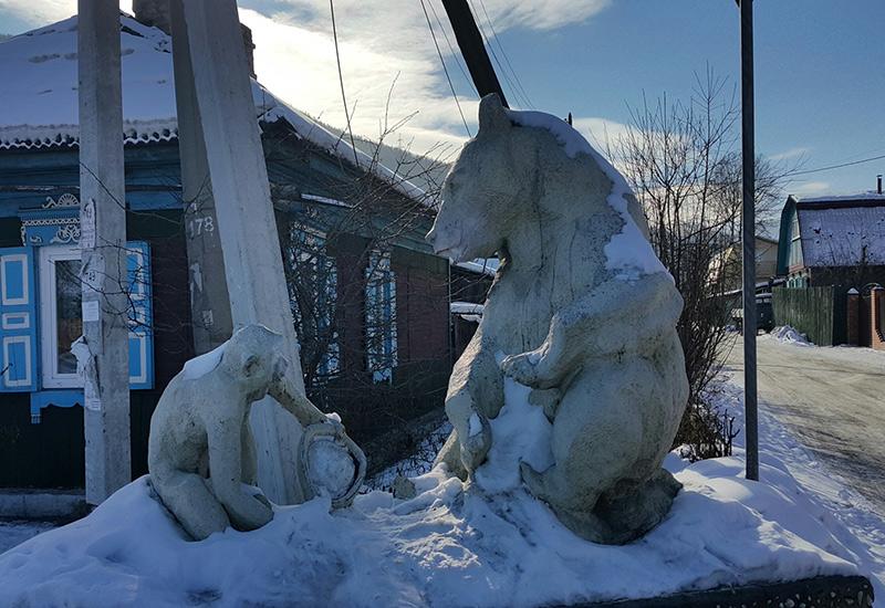 Памятник медведю и обезьяне в Слюдянке