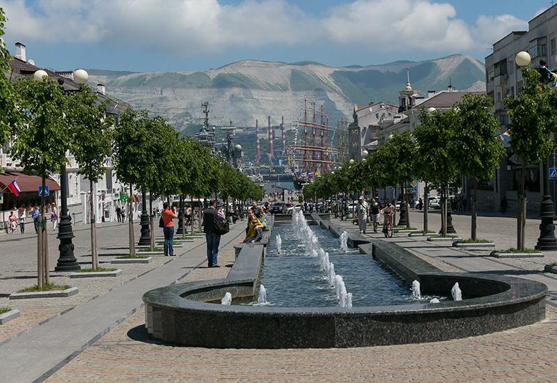 Фонтаны на Форумной площади день города Новороссийск