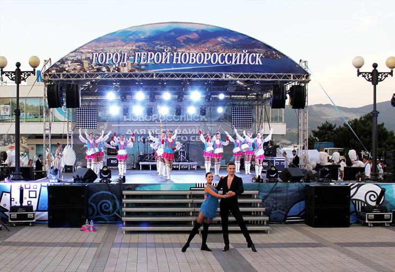 Выступление артистов на День города Новороссийск