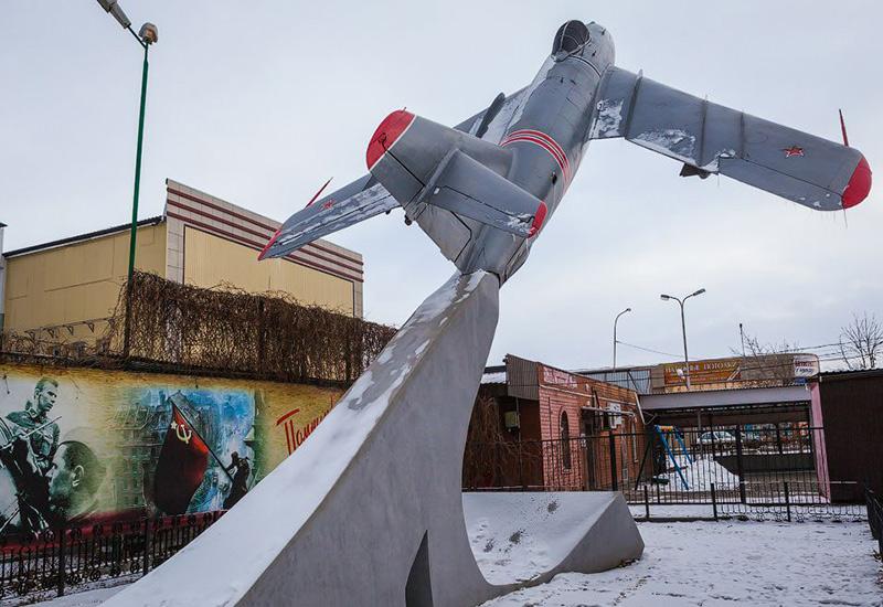 Памятник-самолет МиГ-17 Минеральные воды