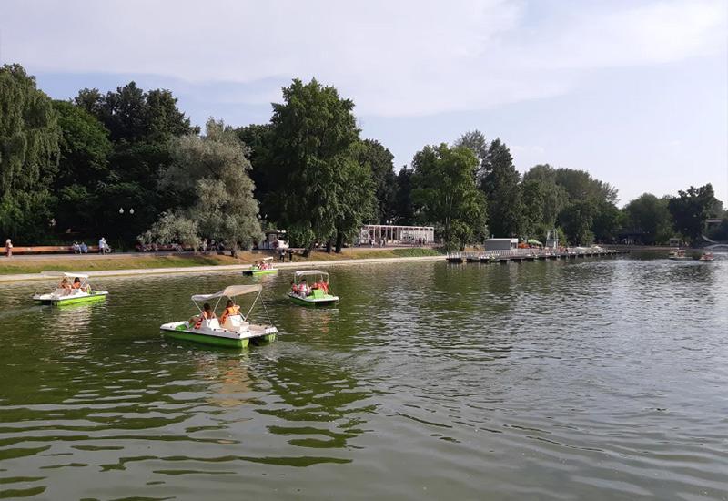 Катание на катамаранах в парке Горького