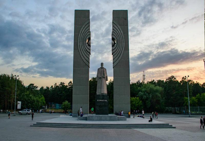 Площадь наук и памятник Курчатову