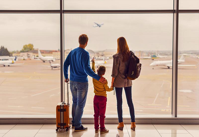 Семья с ребенком в аэропорту