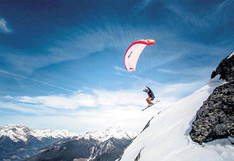 Спуск на лыжах с парашютом спидглайдинг зимний вид спорта