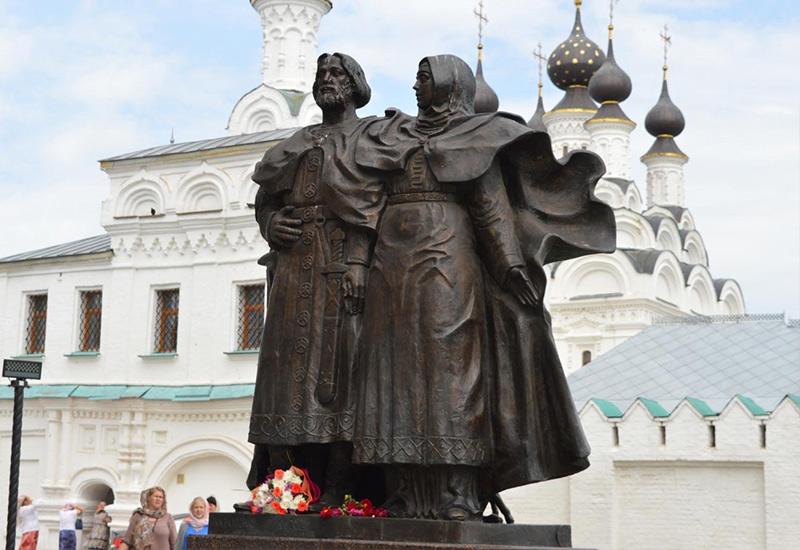 Памятник Петру и Февронии в Муроме день влюбленных в России