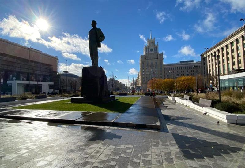Памятник В.В. Маяковскому в Москве на Триумфальной площади