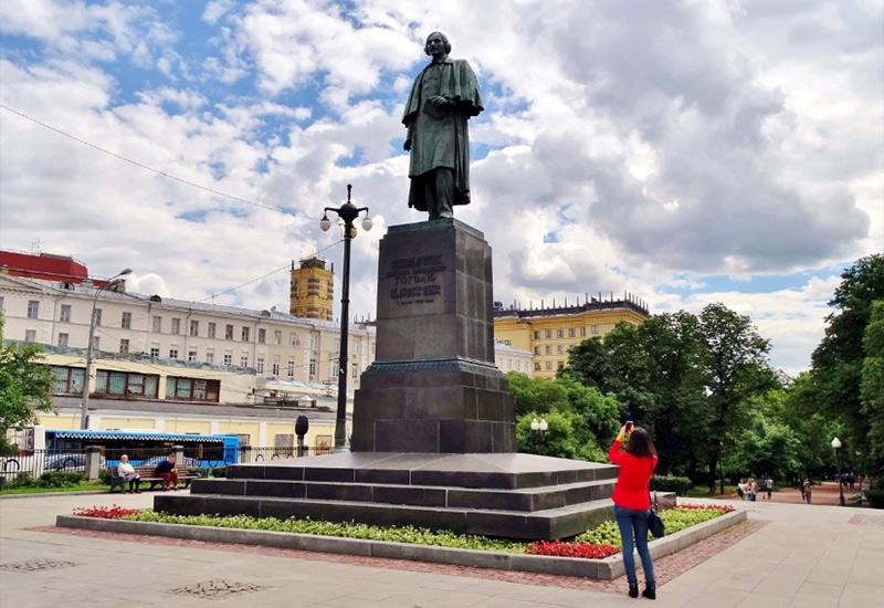 Памятник Николаю Васильевичу Гоголю в Москве
