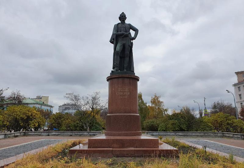 Суворовская площадь в Москве памятник Александру Суворову