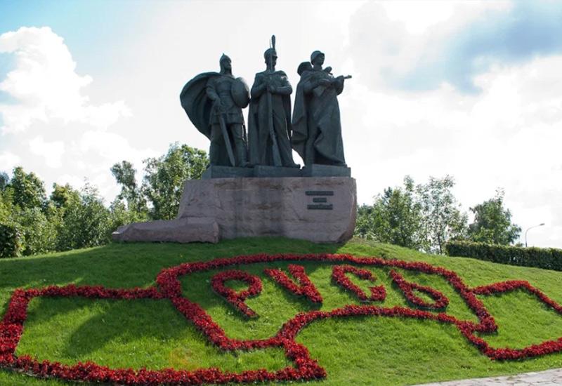 Памятник Защитникам земли российской в парке Победы