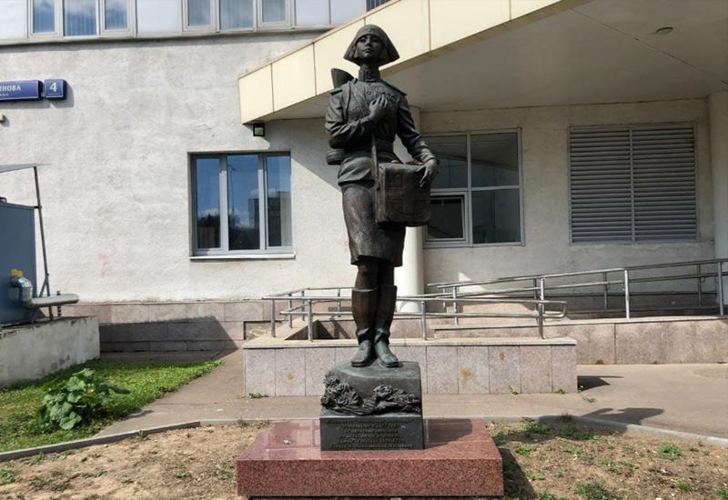 памятник фронтовой медсестре в Москве