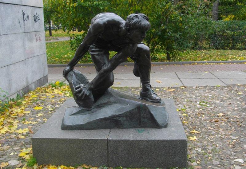 скульптура Булыжник - оружие пролетариата в Москве