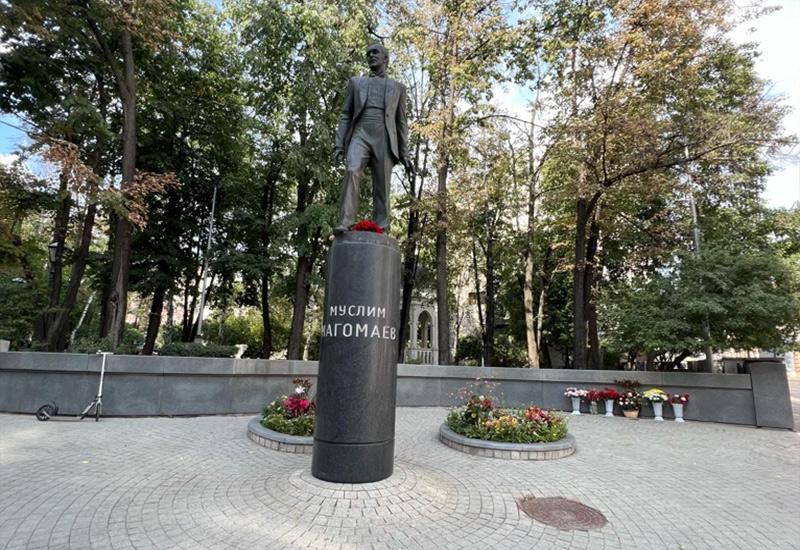 памятник Муслиму Магомаеву в Москве