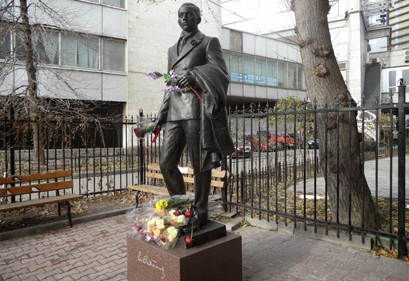 памятник Евгению Вахтангову в Москве
