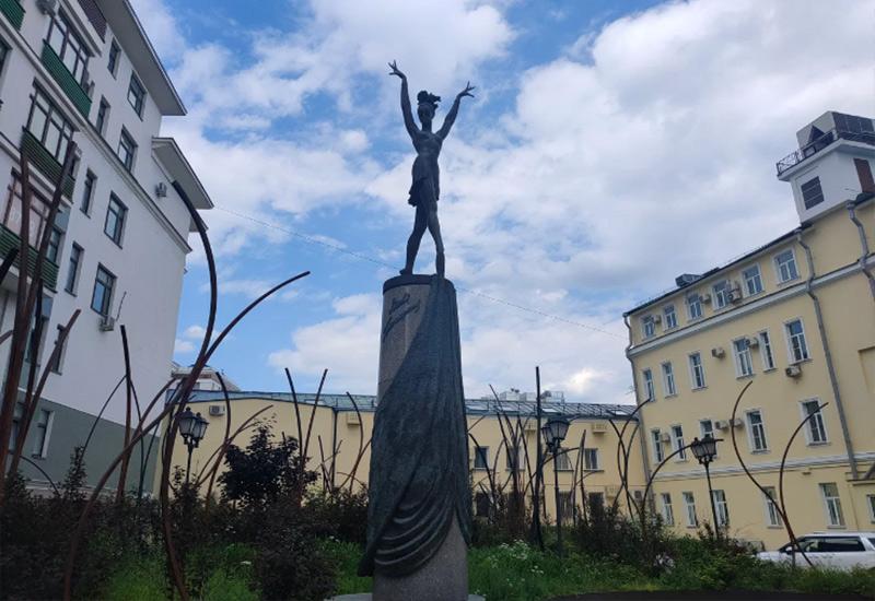 памятник Майе Плисецкой в Москве