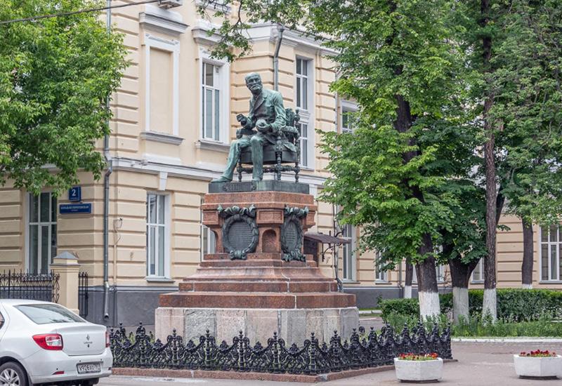 памятник Николаю Пирогову в Москве