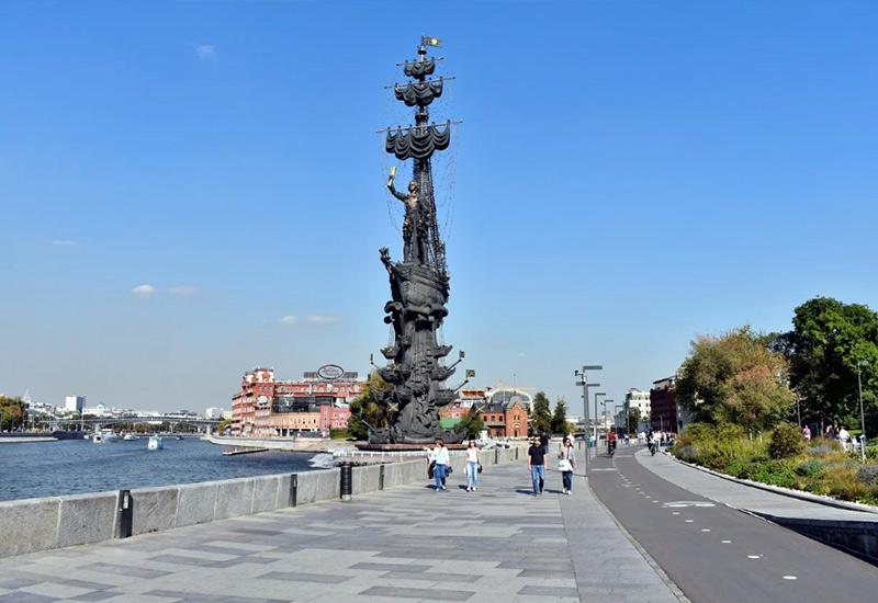 Памятник Петру I на Крымской набережной в Москве