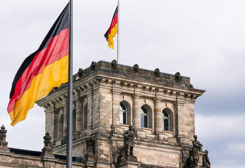 Флаг Германии здание МИД