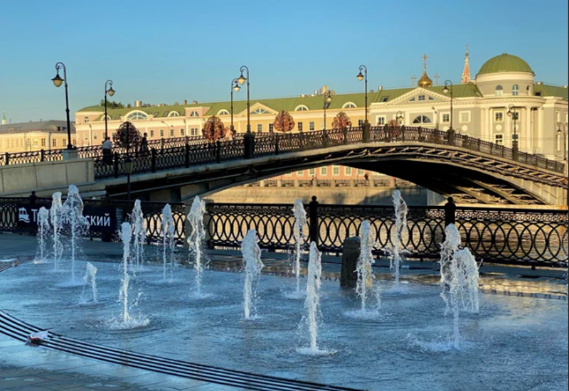 Третьяковский (Лужков) мост - одно из лучших мест для свиданий в Москве