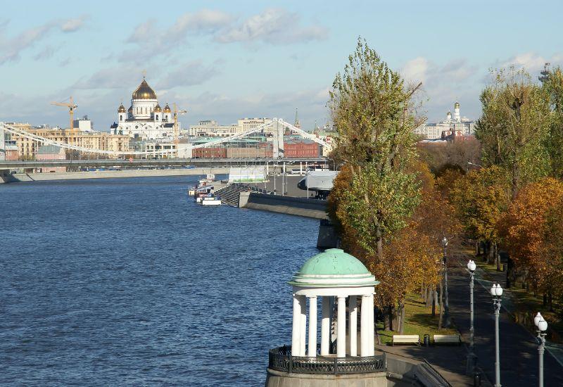 Парк Горького и Пушкинская набережная - места, куда можно сходить с девушкой на свидание в Москве